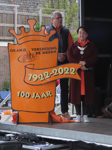 902335 Afbeelding van de voorzitter van de 100-jarige Oranjevereniging De Meern, Kees Verkerk en burgemeester Sharon ...